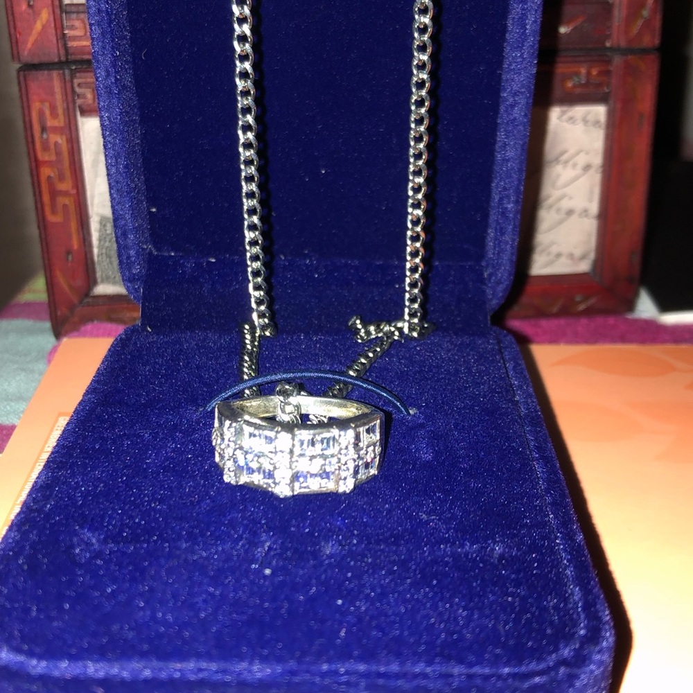 Elegant Silver Necklace with Crystal Accents